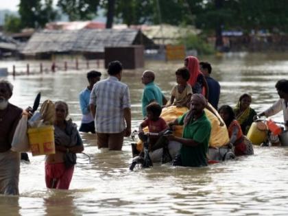 Flood in UP barish imd Devastation due rain 26 dead 84392 people in 402 villages forced leave their homes  alert in 47 districts schools and colleges closed | Flood in UP: बारिश और बाढ़ से तबाही, 26 की मौत, 402 गांवों में 84392 लोगों को बाढ़ के कारण छोड़ना पड़ा घर, 47 जिलों में अलर्ट, स्कूल-कालेज बंद 