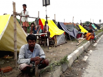 Bihar flood: about 70 lakh population facing flood tragedy, families and animals are forced to live under the same tent | बिहार में कोरोनाकाल में सोशल डिस्टेंसिंग की बात है बेमानी: बाढ़ की त्रासदी झेल रही करीब 70 लाख की आबादी, एक ही तंबू के नीचे परिवार और जानवर हैं रहने को विवश
