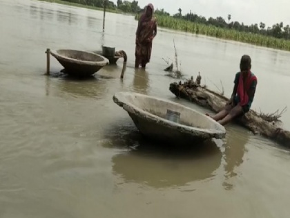 Bihar: 79 villages of Darbhanga affected by flood many trains stopped after crossing the danger mark of rivers | बिहारः दरभंगा के 79 गांव बाढ़ से प्रभावित, नदियों के खतरे के निशान को पार करने के बाद कई ट्रेनों का परिचालन ठप