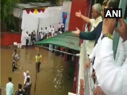 CM devendra fadnavis orders probe in flooding of Legislature complex in Nagpur | महाराष्ट्रः विधानभवन में जलजमाव की होगी जांच, विपक्ष ने कहा-स्मार्ट सिटी बनाने की घोषणा पानी में बही 