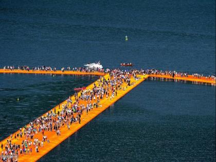 Italy has open its first floating walkway where tourists can walk on water | इस देश में है पानी पर तैरता हुआ पुल, डर और ऐडवेंचर दोनों का देगा मजा