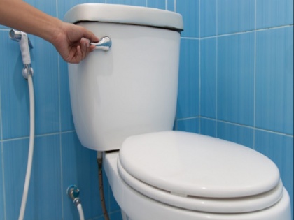 COVID-19: Flushing Toilets Can Spread Coronavirus In The Air, Says Report | रिसर्च में खुलासा, टॉयलेट सीट से कोरोना संक्रमण का खतरा, फ्लश करने से फैल सकता है वायरस