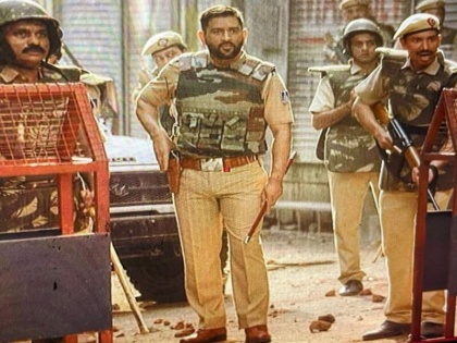 Mahendra singh Dhoni seen in police officer uniform surprised fans with new avatar | पुलिस अधिकारी की वर्दी में नजर आए धोनी, नए अवतार से प्रशंसकों को चौंकाया, तस्वीरें वायरल