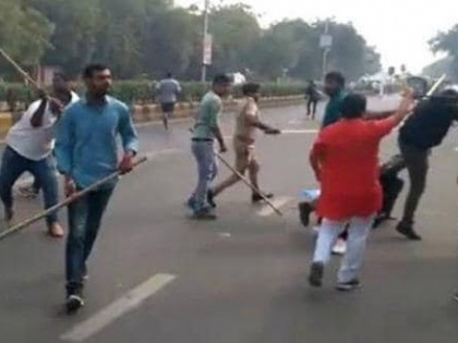 #WATCH Clash between ABVP and NSUI workers in Ahmedabad, Police resorted to lathi charge to disperse the crowd. NSUI was protesting near ABVP officer over #JNUViolence when clash broke out. Around 10 people injured. | Video: अहमदाबाद में JNU के समर्थन में हो रहे प्रदर्शन के दौरान ABVP व  NSUI कार्यकर्ताओं के बीच झड़प, 10 लोग घायल,  पुलिस ने किया लाठी चार्ज