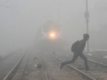 Weather Today Fog blankets Delhi Cold wave wreaking havoc 22 trains affected | Weather Today: दिल्ली पर चढ़ी कोहरे की चादर; शीतलहर बरपा रही कहर, 22 ट्रेनें प्रभावित