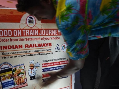 after having food in Delhi-Bhubaneswar Rajdhani Express, 70 passengers suffering food poisoning | दिल्ली-भुवनेश्वर राजधानी एक्सप्रेस में खराब खाने से 70 यात्रियों को फूड प्वाइजनिंग