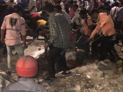 mumbai Chhatrapati Shivaji Maharaj Terminus (CSMT) railway foot over bridge collapse breaking news | मुंबई छत्रपति शिवाजी महाराज टर्मिनस के पास फुटओवर ब्रिज गिरा, 3 की मौत, 34 घायल