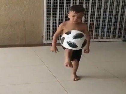 Video: Seeing the football skills of a small Brazilian child, he will press his fingers under his teeth, Pele-Maradona is being compared | वीडियो: ब्राजील के छोटे से बच्चे की फुटबॉल स्किल देखकर दबा लेंगे दांतों तले अंगुली, पेले-मराडोना से हो रही है तुलना
