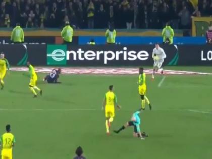 france referee suspended after kicking player and showing red card video | वीडियो: रेफरी ने खिलाड़ी को मारी लात फिर किया मैदान से बाहर, सस्पेंड