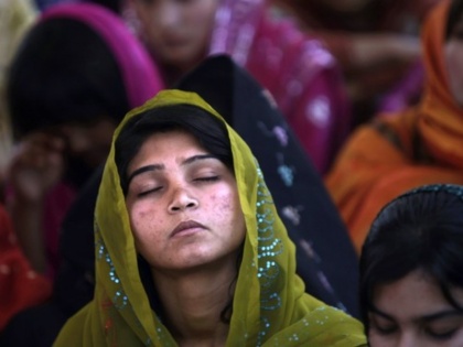 religious conversion in bihar arresting young woman with two youths | मृत्यु से निजात का लालच देकर कराते थे धर्म परिवर्तन, दो युवकों के साथ युवती गिरफ्तार