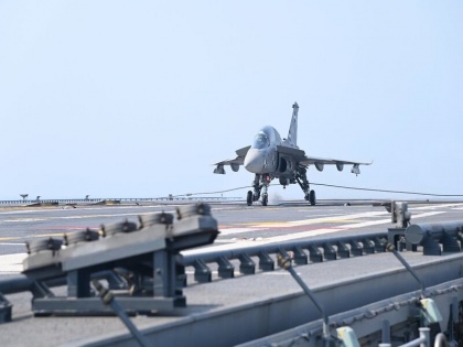 Naval Pilots carried out the landing of LCA Navy onboard INS Vikrant | आईएनएस विक्रांत पर हुई हल्के लड़ाकू विमान LCA की लैंडिंग, भारतीय नौसेना की बड़ी कामयाबी