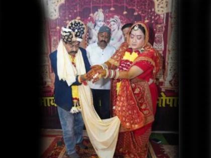 Former BJP minister Deepak Joshi married Congress leader Pallavi Raj Saxena pictures from Arya Samaj temple in Dewas have gone viral | भाजपा के पूर्व मंत्री दीपक जोशी ने कांग्रेस नेत्री पल्लवी राज सक्सेना से रचाई शादी, देवास के आर्य समाज मंदिर से वायरल हुई तस्वीरें Former BJP minister Deepak Joshi married Congress leader Pallavi Raj Saxena pictures from Arya Samaj temple in Dewas have gone viral | भाजपा के पूर्व मंत्री दीपक जोशी ने कांग्रेस नेत्री पल्लवी राज सक्सेना से रचाई शादी, देवास के आर्य समाज मंदिर से वायरल हुई तस्वीरें