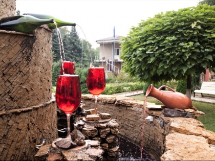 know all about red wine fountain in italy in hindi | इस देश में है अनोखा रेड वाईन फाउंटेन, लोग फ्री में पीते हैं शराब