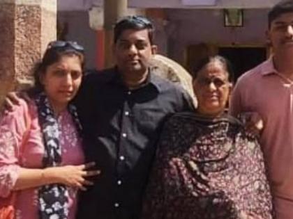 Mysuru Karnataka 45-year-old Chetan wife 43-year-old Roopali son 15-year-old Kushal mother 62-year-old Priyamvadha poisoned 3 first before hanged death Suspicious | Mysuru Karnataka: पहले परिवार को दिया जहर और फिर फांसी लगाकर दी जान?, चेतन, पत्नी रूपाली, बेटा कुशाल और मां प्रियंवदा की मौत?, मरने से पहले अमेरिका में भाई को किया था फोन Mysuru Karnataka 45-year-old Chetan wife 43-year-old Roopali son 15-year-old Kushal mother 62-year-old Priyamvadha poisoned 3 first before hanged death Suspicious | Mysuru Karnataka: पहले परिवार को दिया जहर और फिर फांसी लगाकर दी जान?, चेतन, पत्नी रूपाली, बेटा कुशाल और मां प्रियंवदा की मौत?, मरने से पहले अमेरिका में भाई को किया था फोन