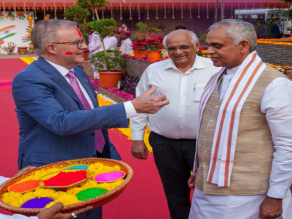 Australian PM Anthony Albanese was welcomed with colors of Holi, also visited Sabarmati Ashram in Ahmedabad | ऑस्ट्रेलियाई पीएम एंथनी अल्बानीज का होली के रंगों से हुआ स्वागत, अहमदाबाद में साबरमती आश्रम का दौरा भी किया