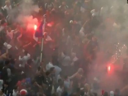 FIFA World Cup 2018: Celebrations on the streets of Paris after France beat Croatia by 4-2 in World Cup Final | FIFA WC: फ्रांस के चैंपियन बनने पर कुछ ऐसा था पेरिस की सड़कों का नजारा, Video देख चौंक जाएंगे आप