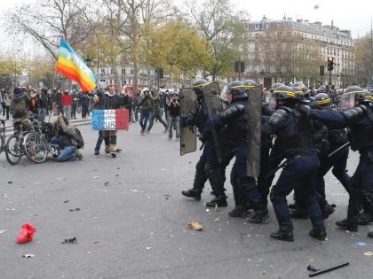 Paris: After the parade, violent clashes between policemen and demonstrators, faded national day celebration | पेरिस: परेड के बाद पुलिस और प्रदर्शनकारियों के बीच हिंसक झड़प, फीका पड़ गया राष्ट्रीय दिवस का जश्न Paris: After the parade, violent clashes between policemen and demonstrators, faded national day celebration | पेरिस: परेड के बाद पुलिस और प्रदर्शनकारियों के बीच हिंसक झड़प, फीका पड़ गया राष्ट्रीय दिवस का जश्न