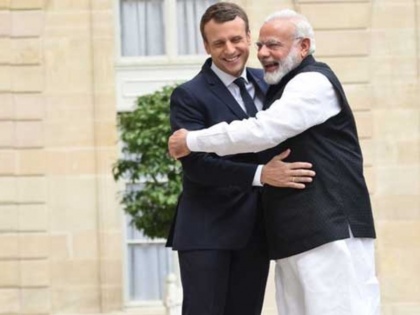 france president emmanuel macron reach india on four day visit | फ्रांस के राष्ट्रपति इमैनुएल मैक्रों भारत पहुंचे, पीएम मोदी ने गले लगाकर किया स्वागत