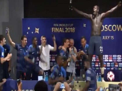 fifa world cup video when france players enterd into post match press conference of coach didier deschamps | वीडियो: वर्ल्ड कप जीतने के बाद फ्रांस के खिलाड़ियों ने प्रेस कॉन्फ्रेंस में क्या किया, देखिए