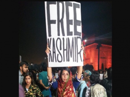FIR lodged against woman performing in Mumbai with 'Free Kashmir' poster | “कश्मीर की आजादी” वाले पोस्टर के साथ प्रदर्शन करने वाली महिला के खिलाफ प्राथमिकी दर्ज