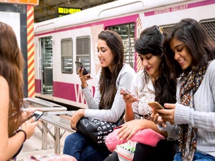 RailTel turns 1600 railway stations into RailWire Wi-Fi zone, Mumbai's Santacruz railway station becomes 1600th station to have | रेल मुसाफिरों की मौज, अब देश के 1600 स्टेशनों पर मिलेगी मुफ्त वाई-फाई सेवा