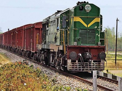 Covid-19 Railways Explanation on misleading news says freight trains running Railways working 24X7 | कोरोना: जरूरी सेवाओं की पूर्ति के लिए भारतीय रेल 24 घंटे कर रही है काम, भ्रामक खबरों को लेकर मंत्रालय ने जारी किया स्पष्टीकरण