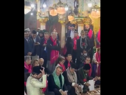 French President Emmanuel Macron reached the Dargah of Nizamuddin Auliya was seen sitting on the ground listening to Qawwali | फ्रांसीसी राष्ट्रपति इमैनुएल मैक्रों पहुंचे निजामुद्दीन औलिया की दरगाह, जमीन पर बैठ कव्वाली सुनते आए नजर
