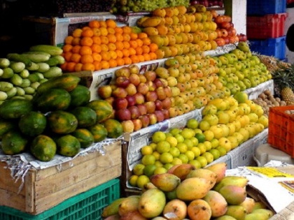 Mathura accused fruit seller to spreading coronavirus virus spitting in bananas | मथुरा में फल विक्रेता पर वायरस फैलाने के लिए थूक लगाकर केले बचने का आरोप, जानें क्या है पूरा मामला
