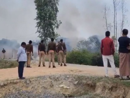 Fire breaks out in Kaushambi firecracker factory 4 dead some burnt rescue operation underway | कौशांबी की पटाखा फैक्ट्री में लगी आग, 4 की हुई मौत, कुछ लोग झुलसे, रेस्कयू ऑपरेशन जारी