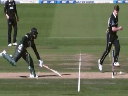 Jimmy Neesham shows his tidy footwork to run out Tamim Iqbal in 2nd NZ vs BAN ODI | मैदान पर 'फुटबॉलर' बन गया गेंदबाज, बॉल को मारी लात और पवेलियन लौट गया बल्लेबाज, वीडियो वायरल