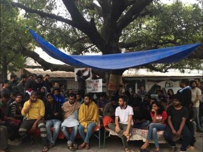 FTII students’ association leaders on hunger strike to protest fee hike | FTII में फीस वृद्धि के विरोध में 24 घंटों से छात्र कर रहे हैं भूख हड़ताल, संस्थान ने कहा-"छात्रों की मांगें गलत है" FTII students’ association leaders on hunger strike to protest fee hike | FTII में फीस वृद्धि के विरोध में 24 घंटों से छात्र कर रहे हैं भूख हड़ताल, संस्थान ने कहा-"छात्रों की मांगें गलत है"