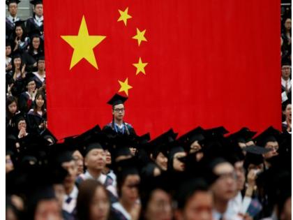 Fudan University charter cuts freedom of thought, China students protests | चीनः यूनिवर्सिटी से 'विचार की स्वतंत्रता' हटाने के विरोध में खड़े हुए छात्र