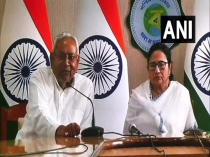 Nitish trying to challenge the Modi government in the Lok Sabha elections met Mamta and Akhilesh | लोकसभा चुनाव में मोदी सरकार को उखाड़ फेंकने के लिए नीतीश ने शुरू की सियासत, चार्टर्ड विमान से पहले कोलकाता फिर लखनऊ पहुंचे Nitish trying to challenge the Modi government in the Lok Sabha elections met Mamta and Akhilesh | लोकसभा चुनाव में मोदी सरकार को उखाड़ फेंकने के लिए नीतीश ने शुरू की सियासत, चार्टर्ड विमान से पहले कोलकाता फिर लखनऊ पहुंचे