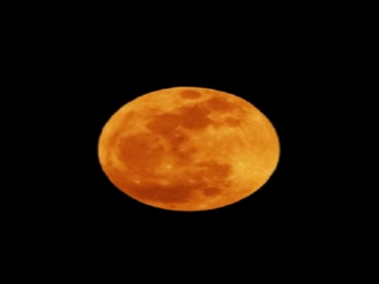 Strawberry Super Moon 2022 on June 14 night, people shares various photos on social media, watch | Strawberry Super Moon 2022: 14 जून की रात आसमान में दिखा शानदार नजारा, बड़ा और चमकीला नजर आया चांद, देखें तस्वीरें