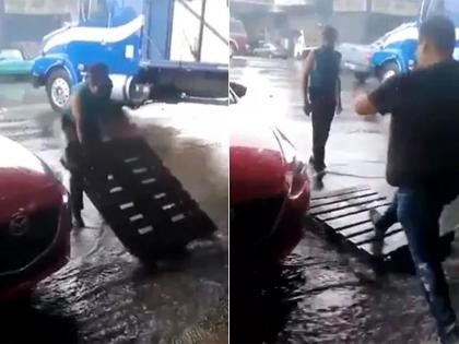 Viral Video: Boss didn't want shoes soaked in water, but something happened that people can't stop laughing after seeing | वायरल वीडियोः 'बॉस' नहीं चाहता था पानी में भीगे जूते, लेकिन हुआ कुछ ऐसा जिसे देखकर अब लोगों की हंसी नहीं रुक रही