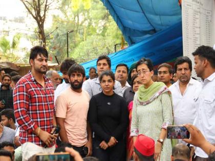Aam Aadmi Party came in support of wrestlers protesting at Jantar Mantar Against Brij Bhushan Singh | पहलवानों को मिला 'आप' का समर्थन, आतिशी ने कहा- पीएम मोदी बृजभूषण सिंह को बचा रहे हैं