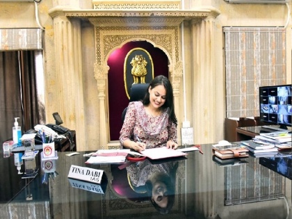 IAS Officer Tina Dabi takes charge as Jaisalmer collector | जैसलमेर की जिला कलेक्टर बनीं टीना डाबी, शिक्षा और पर्यटन पर करेंगी काम