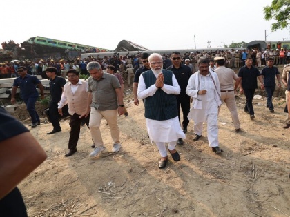 Odisha train accident: PM Modi took stock of the accident site, also reached the hospital to meet the injured | ओडिशा रेल हादसा: पीएम मोदी ने दुर्घटनास्थल का लिया जायजा, घायलों से मिलने अस्पताल भी पहुंचे
