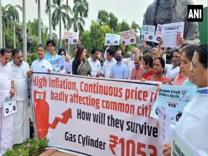 Monsoon Session 2022: Rahul Gandhi joined protest against Inflation, agnipath Scheme | संसद के मॉनसून सत्र के दूसरे दिन विपक्ष का जोरदार हंगामा, राहुल गांधी भी प्रदर्शन में हुए शामिल