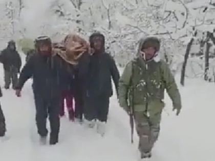 viral video shows how indian army jawans carried Kashmiri pregnant women 6 km hospital getting praise blessings | सेना के जवानों ने कश्मीरी गर्भवती महिला को 6KM तक कंधे पर लादकर पहुंचाया अस्पताल, भारी बर्फबारी के बीच नेक काम से मिल रही खूब दुआएं