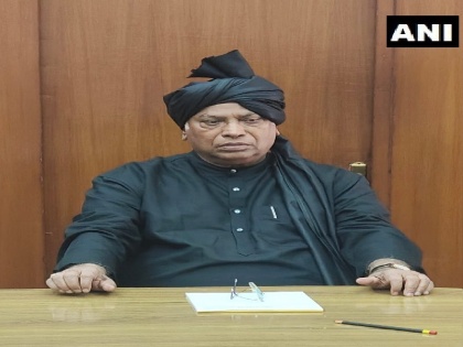 Mallikarjun Kharge wears a black kurta and turban in protest against price rise and unemployment | संसद में काला कुर्ता और काली पगड़ी पहन कर पहुंचे मल्लिकार्जुन खड़गे, अलग अंदाज में जताया विरोध