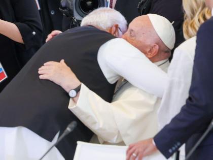 G-7 Summit PM Narendra Modi hugged Pope Francis in Italy invited to visit India watch video | G-7 Summit: इटली में पीएम मोदी ने पोप फ्रांसिस को लगाया गले, भारत आने का दिया न्योता; देखें वीडियो