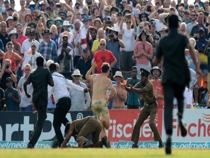 sri lanka vs england galle test when a Streaker enters in ground watch video | गॉल टेस्ट में इंग्लैंड की जीत के बाद दिखा अजीबोगरीब नजारा, फैन ने कपड़े उतारकर मैदान में लगाई दौड़