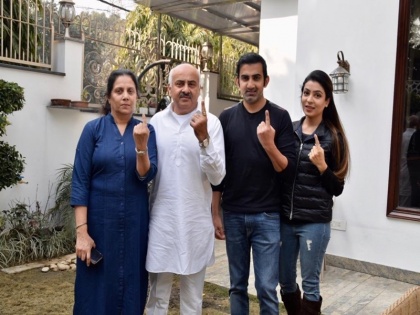 bjp mp gautam gambhir casts his vote with family and saying its time to change | Delhi Elections: गौतम गंभीर ने परिवार संग डाला वोट, कहा- झूठे वादों पर नहीं विकास को ध्यान रख करें वोट