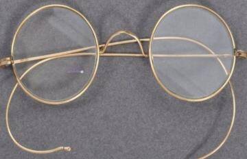 Auction of Mahatma Gandhi's spectacles in Britain, American bought for 2,60,000 pounds | ब्रिटेन में महात्मा गांधी के चश्मे की नीलामी, अमेरिकी ने 260000 पौंड में खरीदा