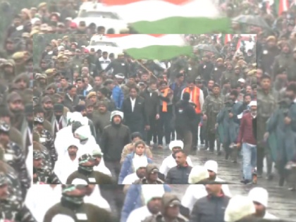 Bharat Jodo Yatra started amidst rain in Jammu and Kashmir Kathua | भारत जोड़ो यात्रा: कश्मीर में यात्रा शुरू होते ही बदला राहुल गांधी का रूप! टी-शर्ट पर ब्लैक जैकेट पहने दिखे कांग्रेस सांसद