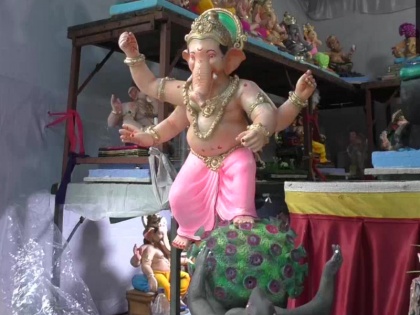 Surat-based idol maker has made a Coronavirus killer Ganesha idol, ahead of Ganesh Chaturthi celebrations | सूरत: मूर्ति बनाने वाले ने बनाई कोरोना वायरस किलर गणेश की मूर्ति, बताया इसके पीछे ये है बड़ा कारण