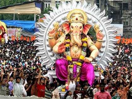 Happy Ganesh Chaturthi 2023 On the occasion of Ganesh Chaturthi cities decorated with unique pandals, at some places a glimpse of Chandrayaan was seen and at some places many destroyers were seen together | Happy Ganesh Chaturthi 2023: गणेश चतुर्थी के मौके पर अनोखे पंडालों से सजे शहर, कहीं दिखी चंद्रयान की झलक तो कहीं दिखे एक साथ कई विघ्नहर्ता