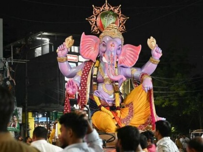Ganesh Visarjan 2023 Ganesh Chaturthi 10 day festivities to draw to a close Procession chants of 'Ganpati Bappa Morya, Paresh Varshi Lakar Ya' watch 10 city videos | Ganesh Visarjan 2023: ‘गणपति बप्पा मोरया, पुढच्या वर्षी लवकर या’ के जयकारों के साथ जुलूस, 19 सितंबर को शुरू हुआ उत्सव विसर्जन के साथ समाप्त होगा, देखें कई वीडियो