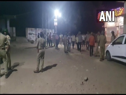 Gujarat Stone pelting at Garba site in Kheda district six people including home guard injured in attack | गुजरात: खेड़ा जिले में गरबा स्थल पर हुआ हमला, लोगों पर फेंके गए पत्थर, होमगार्ड समेत छह लोग घायल